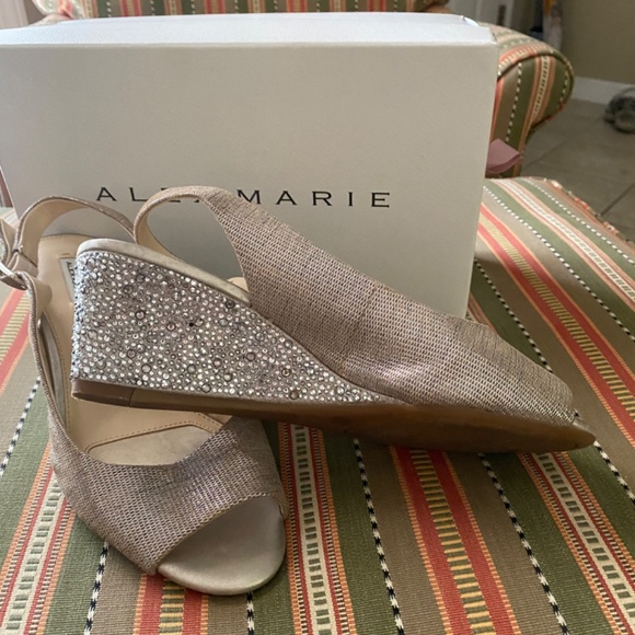 Alex Marie Gold Peep Toe Rhinestone Wedge Sandals Size 8.5 - Picture 4 of 4